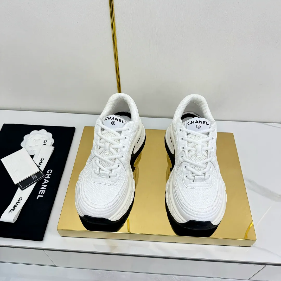 👟👟Ex-factory price 680👟👟 Upgraded version, upgraded version, upgraded version! No rebuttal accepted! ! ! ! Chanel Chanel panda shoes! 2025 counter's top casual sports shoes. This classic design; the upper is electro-embroidered with a variety of techniques; the outsole is fashionable and sporty; the unusual inclusion of a variety of color matching elements... The diversified mix and match is very good-looking and versatile, and can be used for leisure, fashion, sports, and outdoor... ꫛꫀꪝ Go➫ Materials: ❶Upper made of: original imported first-layer silk cowhide + original waterproof cloth + original first-layer cowhide ❷Inner lining: Original Yangli+Net ❸Outsole based on: Original TPU combination outsole Counter boutique packaging complete set for women 35–41 👉 👉 👉 👉